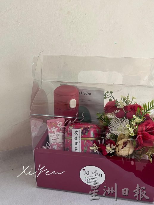 东:母亲节快乐 送花束礼品 母亲甜心里