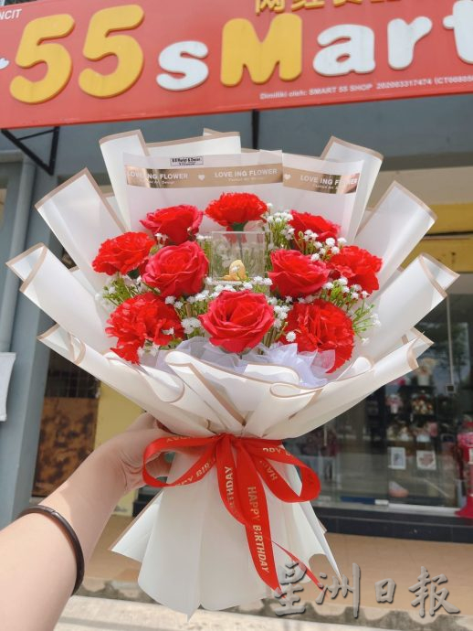 东:母亲节快乐 送花束礼品 母亲甜心里