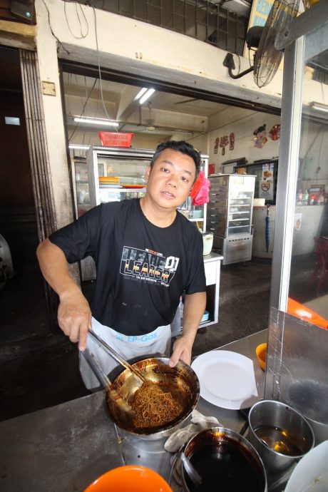 东:猫山王农民无法进芭工作,消费大减,劳勿各行各业凄风苦雨
