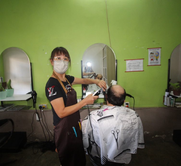 东:猫山王农民无法进芭工作,消费大减,劳勿各行各业凄风苦雨