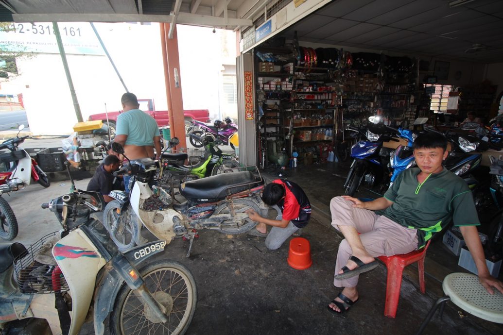 东:猫山王农民无法进芭工作,消费大减,劳勿各行各业凄风苦雨