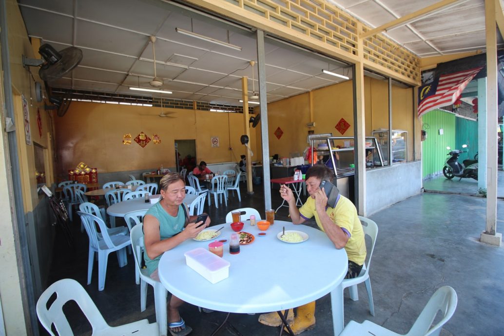 东:猫山王农民无法进芭工作,消费大减,劳勿各行各业凄风苦雨