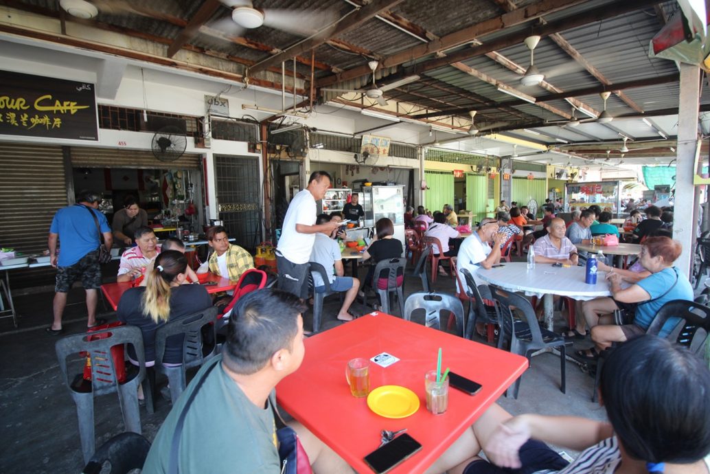 东:猫山王农民无法进芭工作,消费大减,劳勿各行各业凄风苦雨