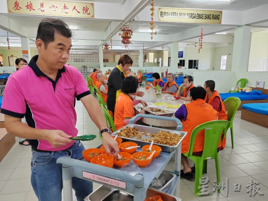 东：瓜拉庇劳永春公所为直凉老人院献爱心捐物资备美食