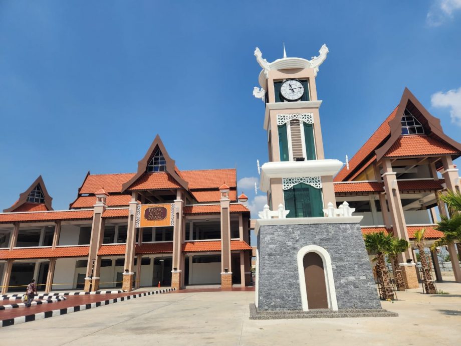 东：瓜登市政厅将在今年7月开始，分阶段把部份商家从现有的格泰巴央巴刹2搬迁至全新的格泰巴央巴刹1，整个搬迁及安顿工作预计在今年杪完成。