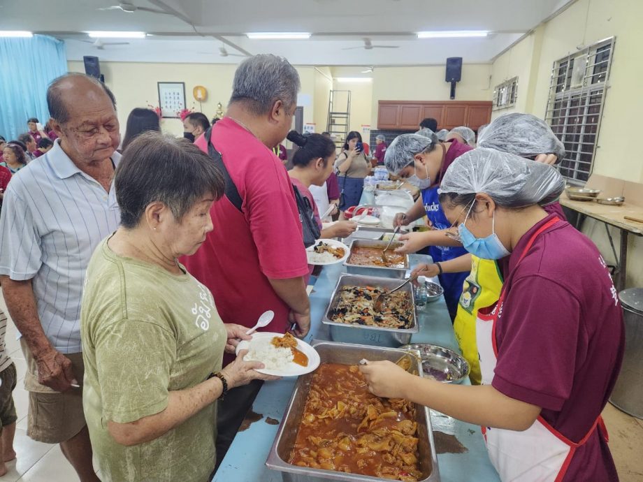 东：登嘉楼佛教会庆祝卫塞节庆典获得善信及民众热烈响应出席，场面热闹。