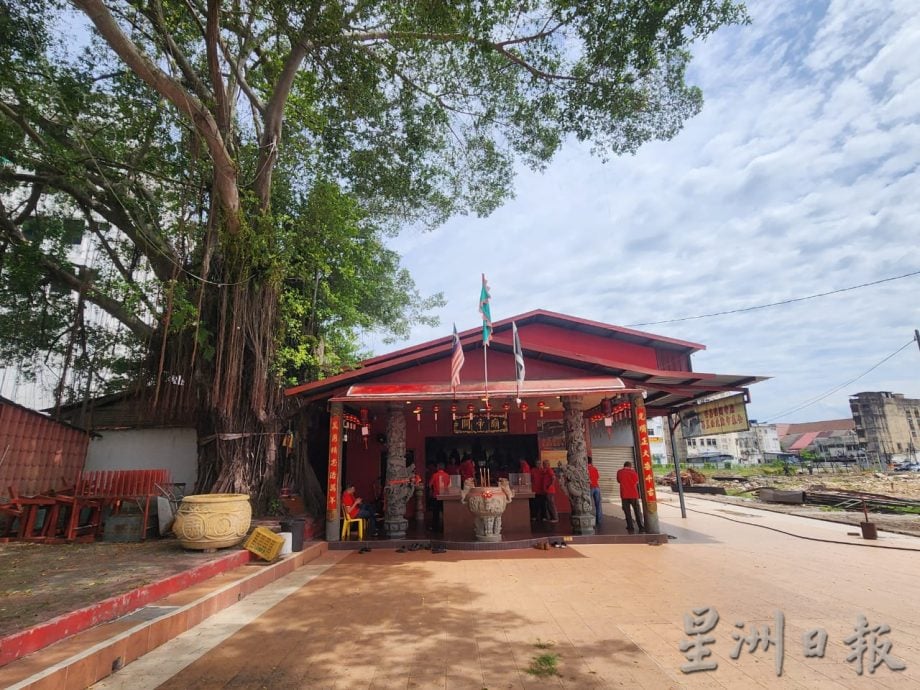 登嘉楼关帝庙扩建庙宇基金虽然还不足够,不过新届理事会决定以现有筹到的基金先把新庙建起来,之后才一步一步进行美化及装修。