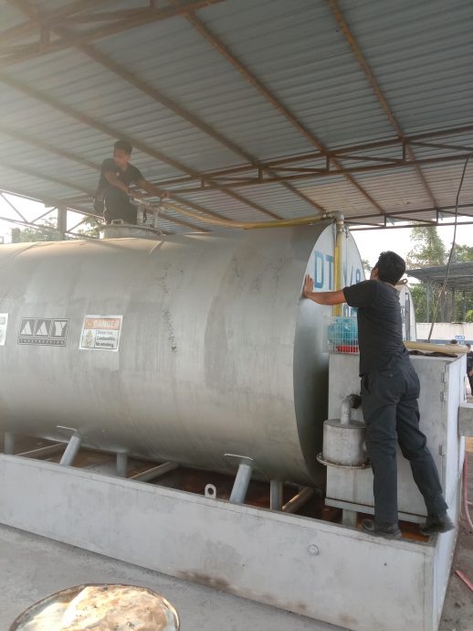 东:登州国内贸易及生活成本局在一个建筑工地起获1万3000公升柴油,以及一个非法囤积补贴柴油的油舱,总值约6万2800令吉。