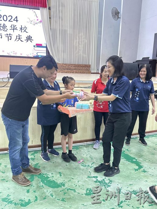 东：直凉立德华小庆祝教师节