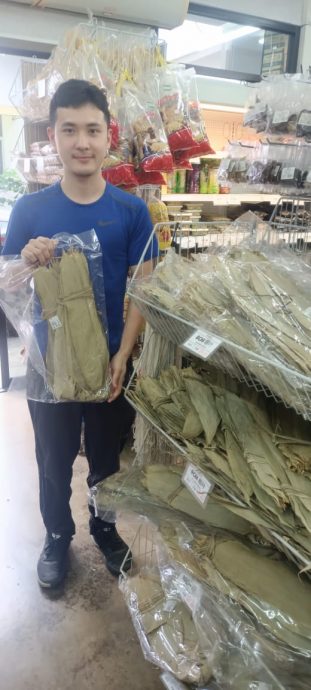 东:端午节即将来临 裹粽材料热卖