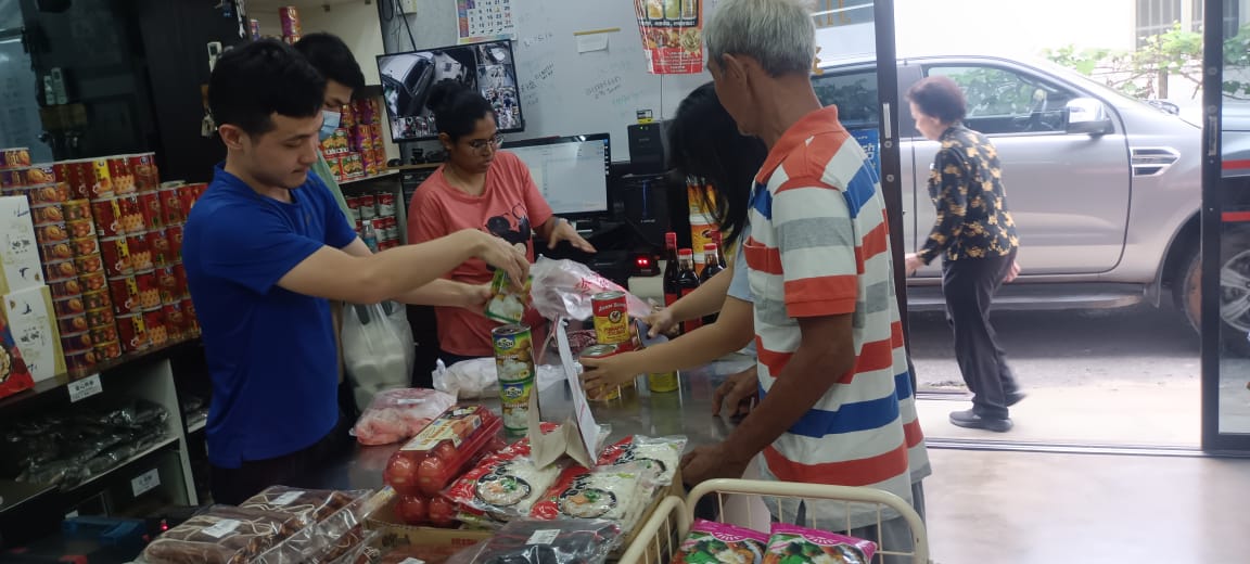 东:端午节即将来临 裹粽材料热卖