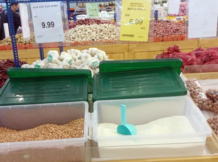 东:端午节即将来临 裹粽材料热卖