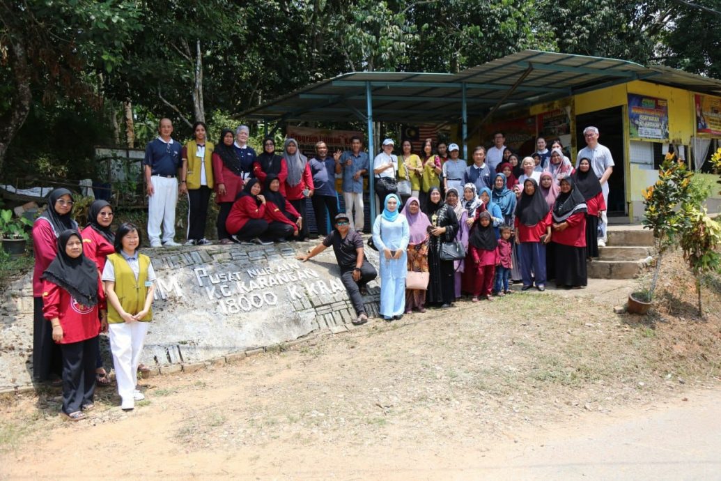 东:自2014年吉兰丹大水灾慈济援建简易屋以来,慈济志工与丹州瓜拉吉赖县卡然岸的村民结下了一份特殊的善缘,志工们始终保持与乡亲们的联系。日前,慈济志工也联合医护人员,到该枋举办医疗健康检查活动。