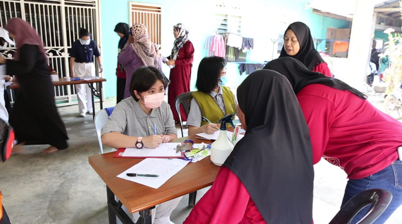 东:自2014年吉兰丹大水灾慈济援建简易屋以来,慈济志工与丹州瓜拉吉赖县卡然岸的村民结下了一份特殊的善缘,志工们始终保持与乡亲们的联系。日前,慈济志工也联合医护人员,到该枋举办医疗健康检查活动。