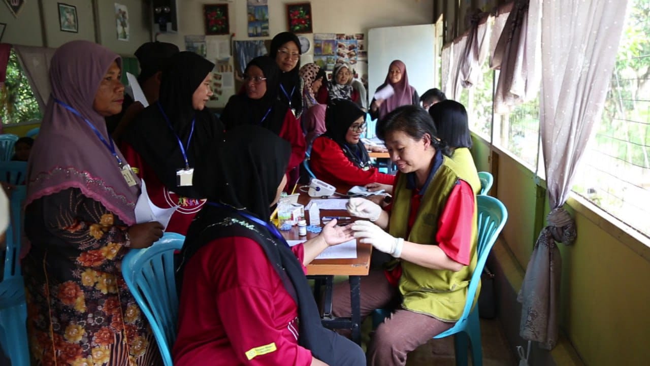 东:自2014年吉兰丹大水灾慈济援建简易屋以来,慈济志工与丹州瓜拉吉赖县卡然岸的村民结下了一份特殊的善缘,志工们始终保持与乡亲们的联系。日前,慈济志工也联合医护人员,到该枋举办医疗健康检查活动。