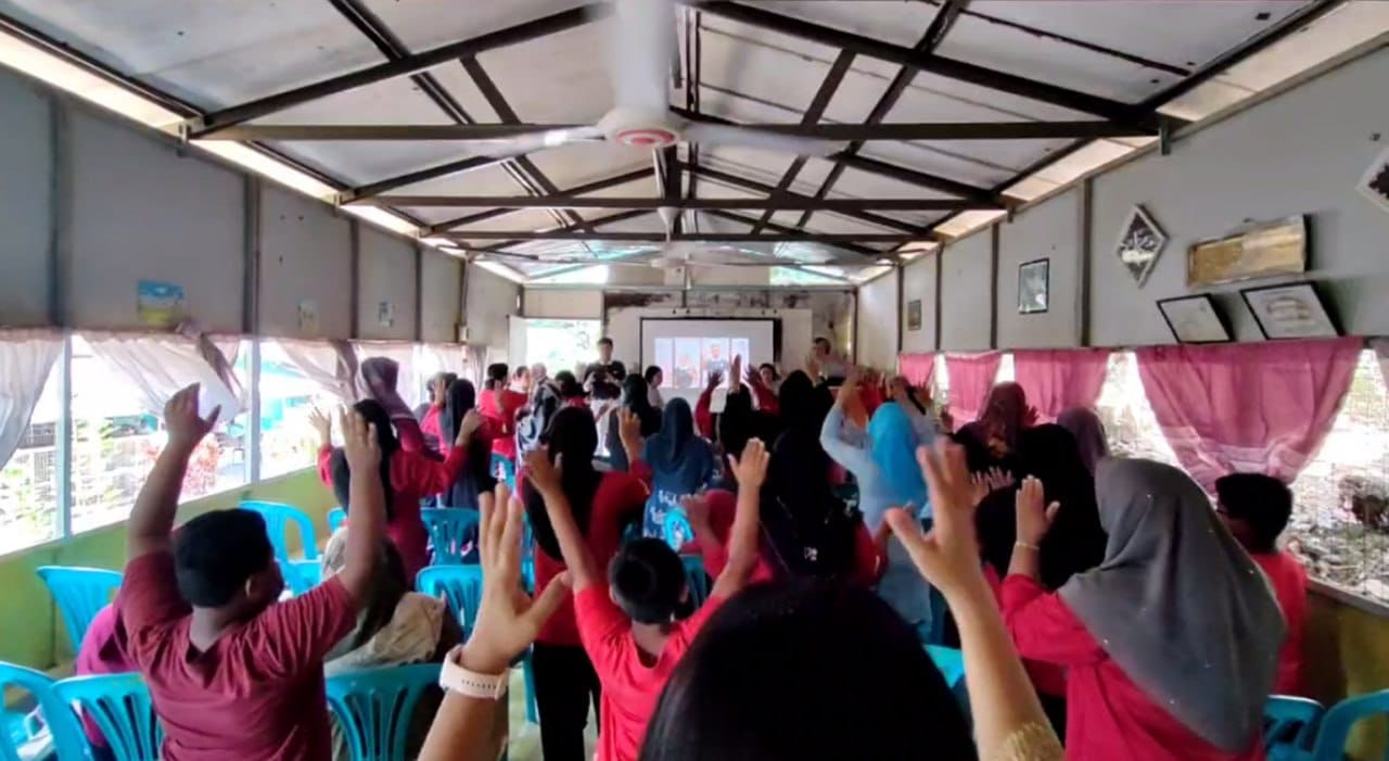 东:自2014年吉兰丹大水灾慈济援建简易屋以来,慈济志工与丹州瓜拉吉赖县卡然岸的村民结下了一份特殊的善缘,志工们始终保持与乡亲们的联系。日前,慈济志工也联合医护人员,到该枋举办医疗健康检查活动。