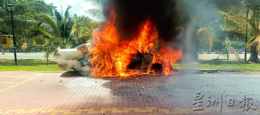 东：轿车自燃被熊熊大火吞噬