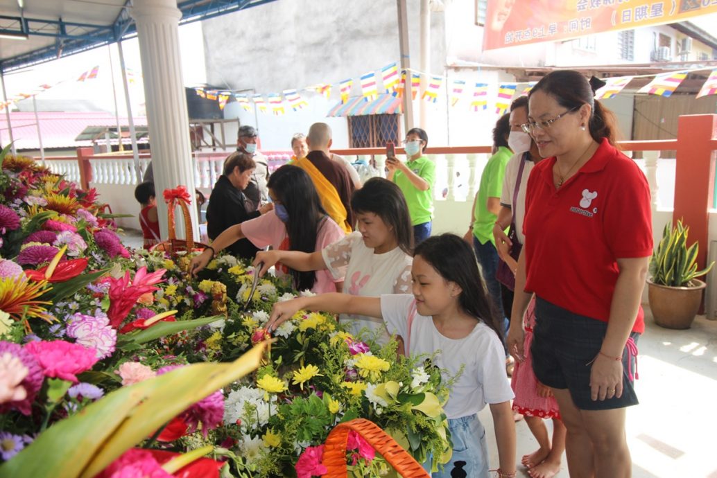东:邹宇晖说,马来西亚各族自由庆祝宗教节日,堪称各国楷模