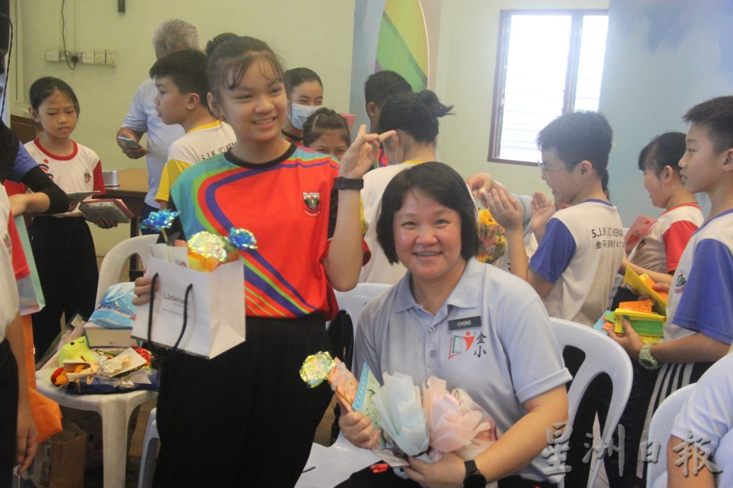 东：金马扬华小庆祝教师节师生共游戏