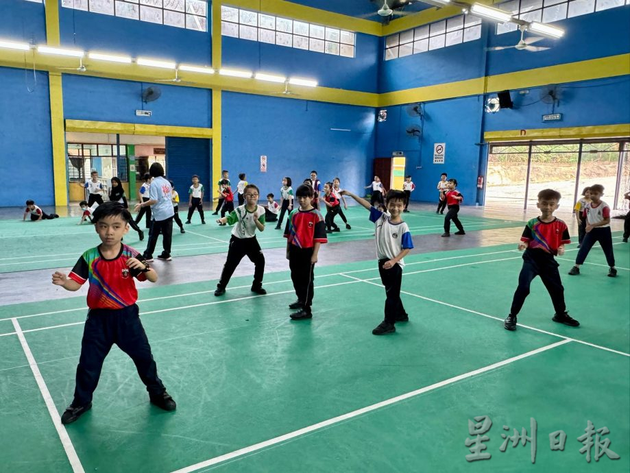 东：金马扬华小庆祝教师节师生共游戏