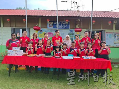 东：金马梳华小庆祝教师节 学生向老师敬茶