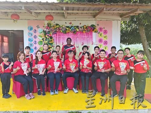 东：金马梳华小庆祝教师节 学生向老师敬茶