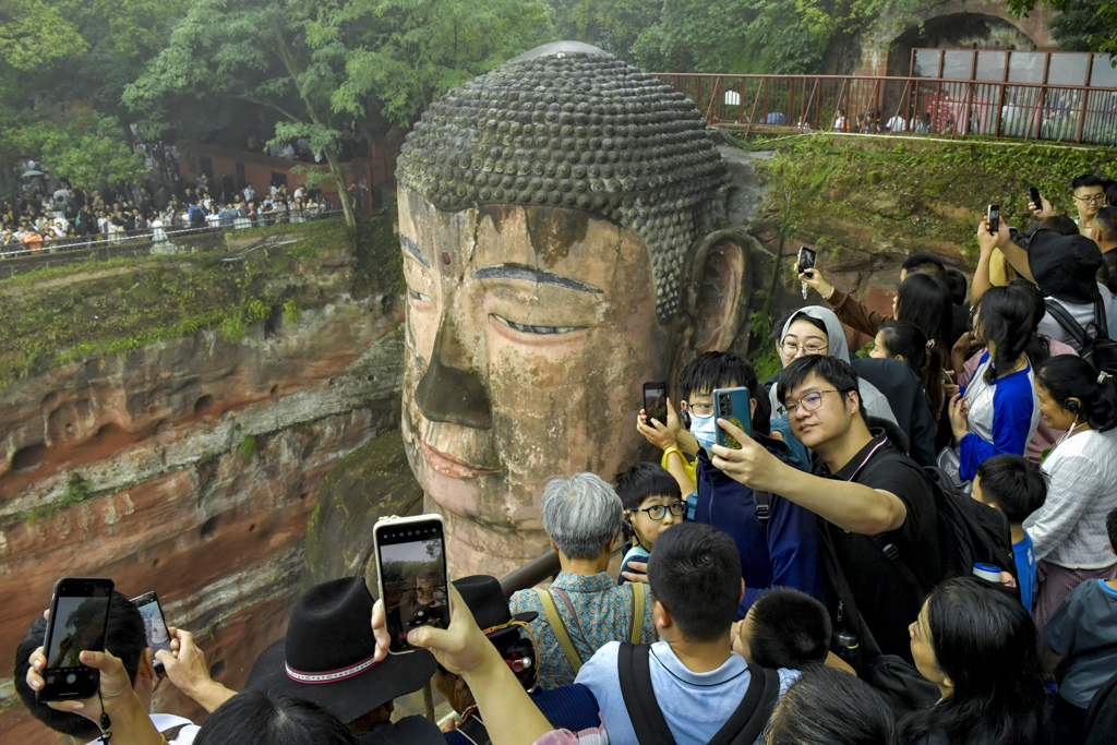 中国五一假期捅人窝 多景区爆灯
