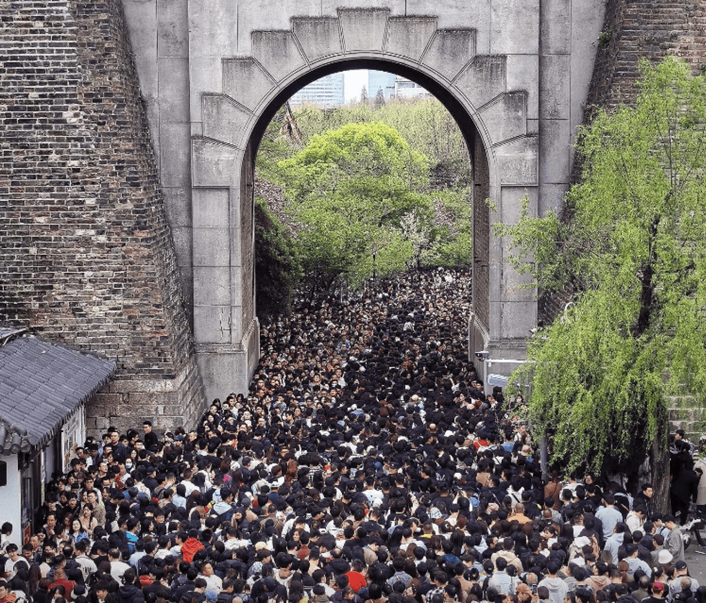 中国五一假期捅人窝 多景区爆灯