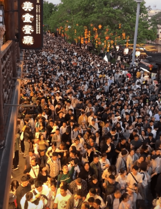 中国五一假期捅人窝 多景区爆灯