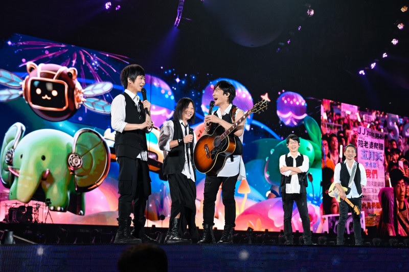 五月天洗脱假唱嫌疑 阿信台上高喊：我们没事