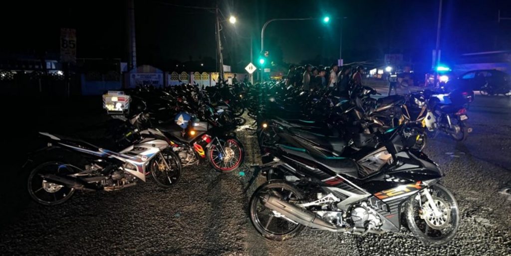 交警展“公路流氓”行动 扣多辆摩托骑士包括中学生