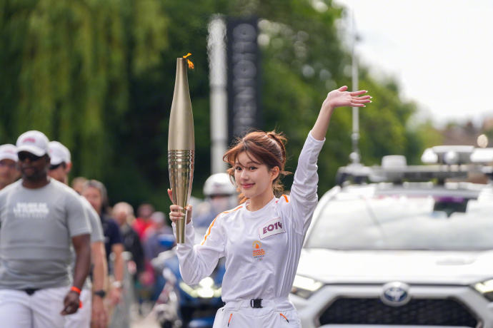 亮相巴黎奥运火炬传递 赵露思被夸青春有元气