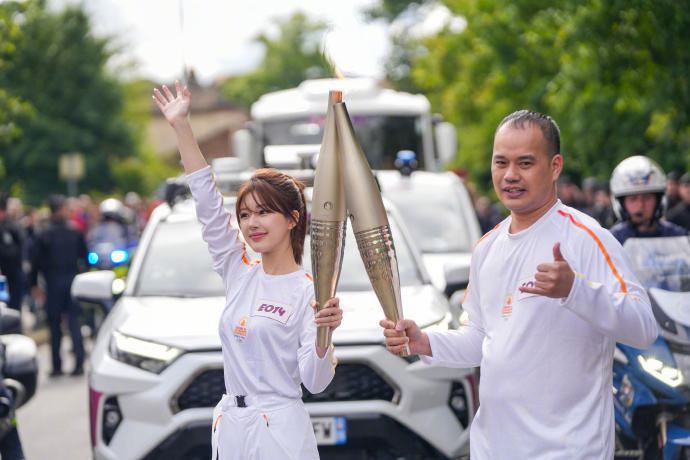 亮相巴黎奥运火炬传递 赵露思被夸青春有元气