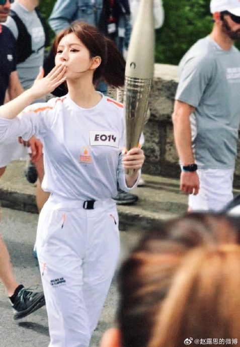 亮相巴黎奥运火炬传递 赵露思被夸青春有元气