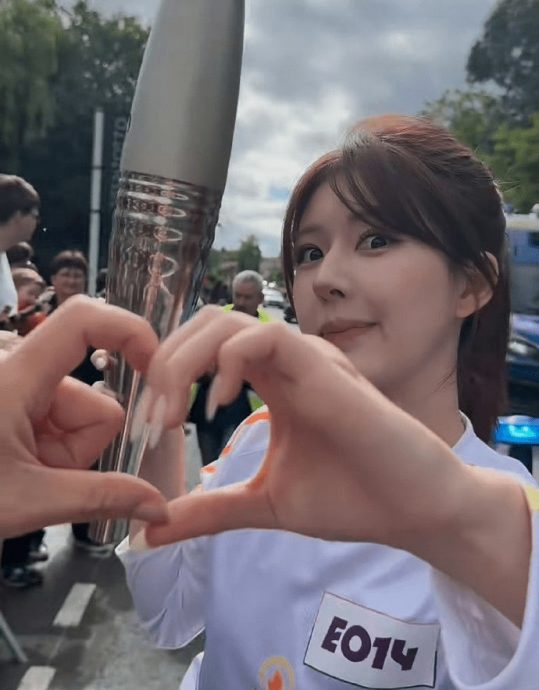 亮相巴黎奥运火炬传递 赵露思被夸青春有元气