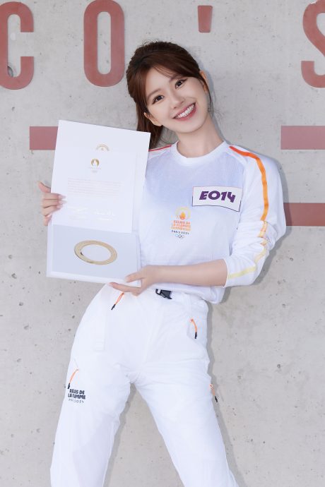 亮相巴黎奥运火炬传递 赵露思被夸青春有元气