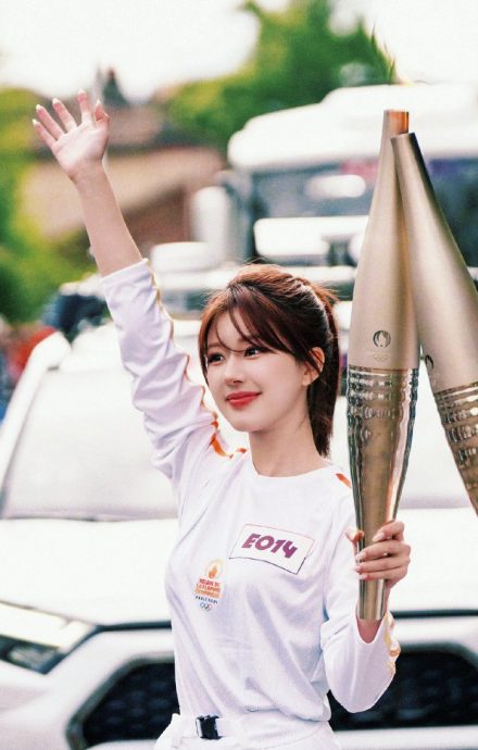 亮相巴黎奥运火炬传递 赵露思被夸青春有元气