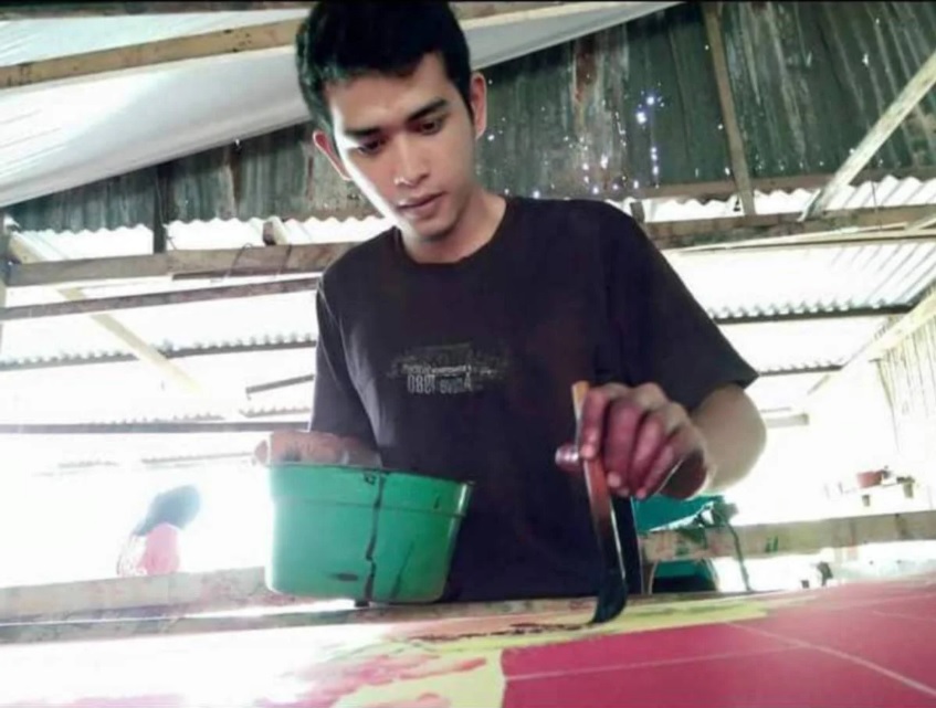 从事蜡染被批没“钱”途 男子:“足够养活病母和妹妹”