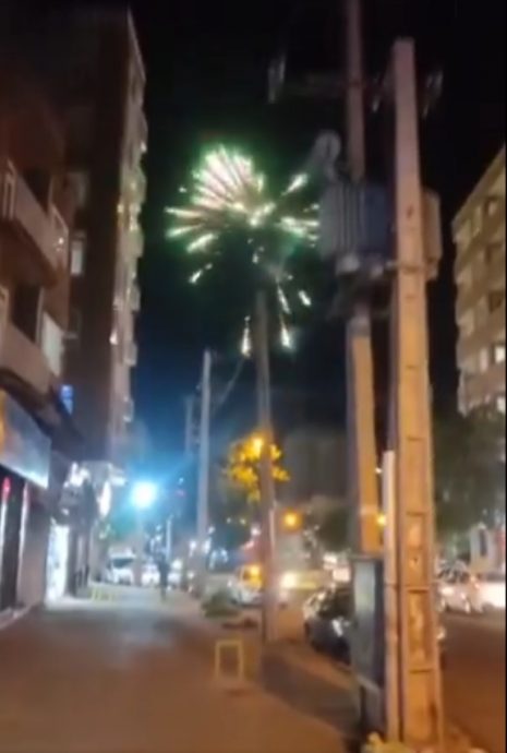 伊朗有民众跪地祈求莱希平安 网传有民众放烟花