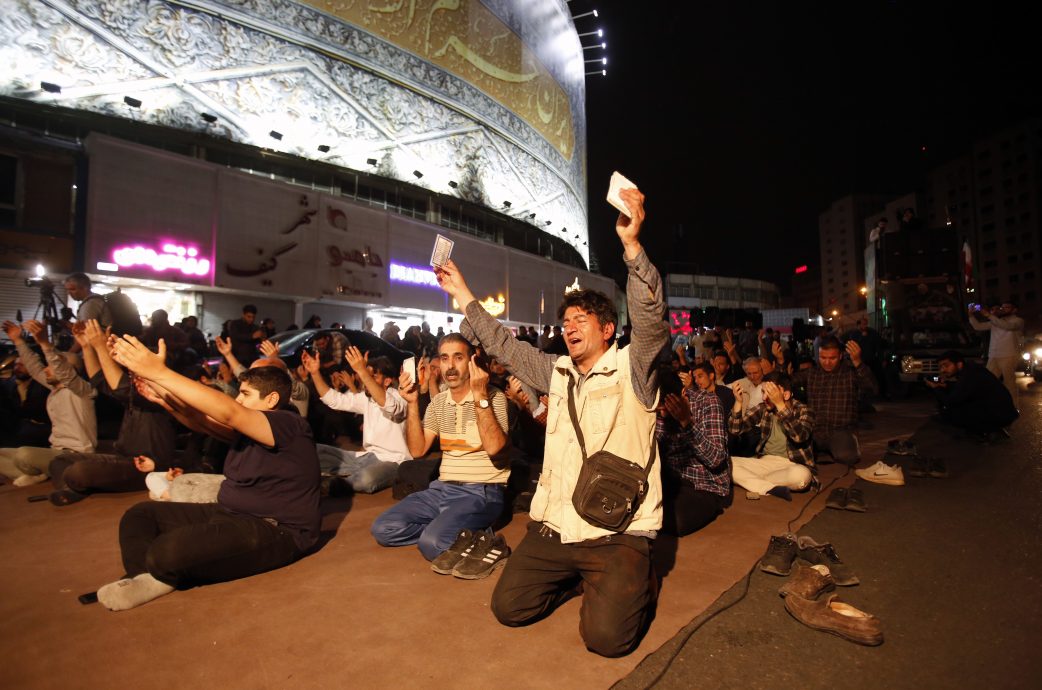 伊朗有民众跪地祈求莱希平安 网传有民众放烟花