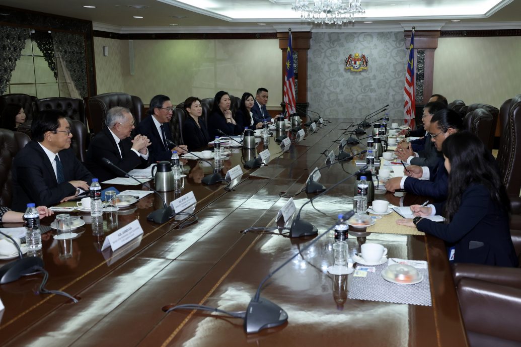 佐哈里见港立法会代表团 商讨本地货币作为基础交易