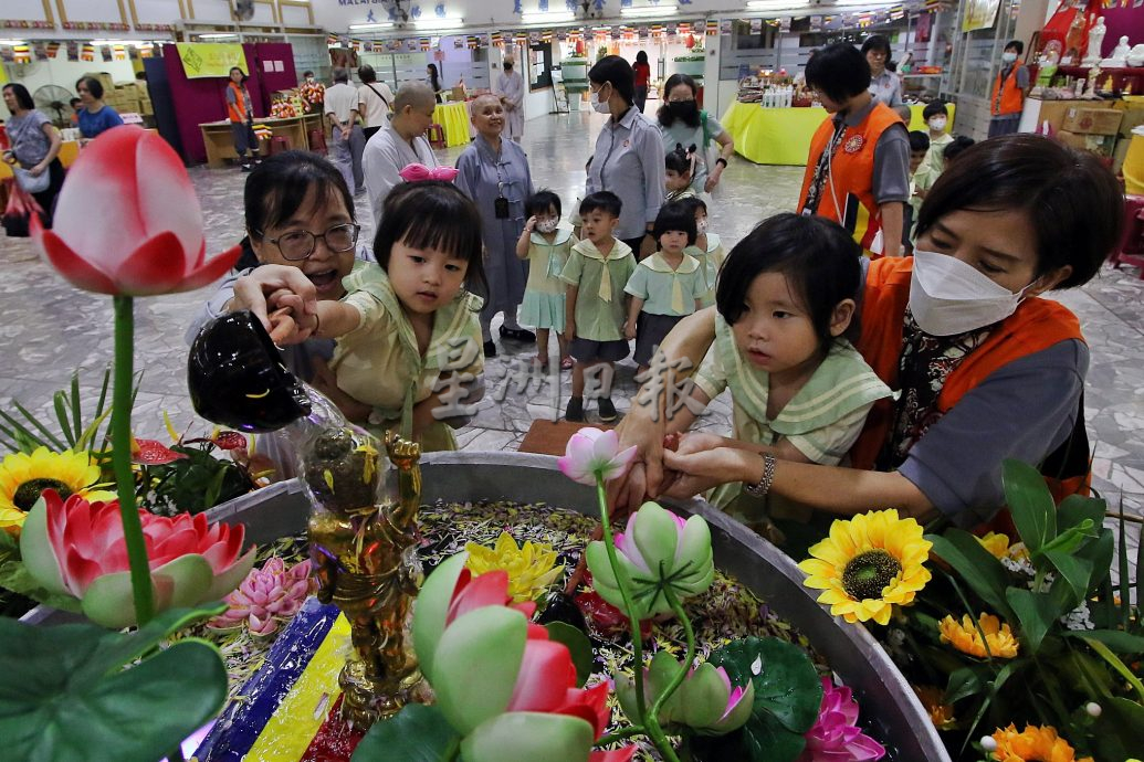 佛总卫塞迎佛游行准备好了 龙凤呈祥花车献祝福