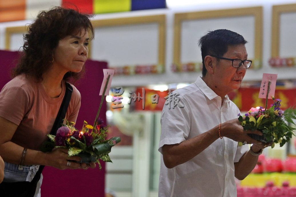 佛总卫塞迎佛游行准备好了 龙凤呈祥花车献祝福