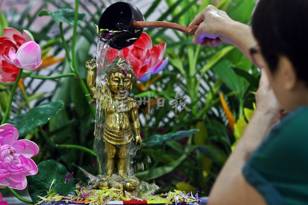 佛总卫塞迎佛游行准备好了 龙凤呈祥花车献祝福