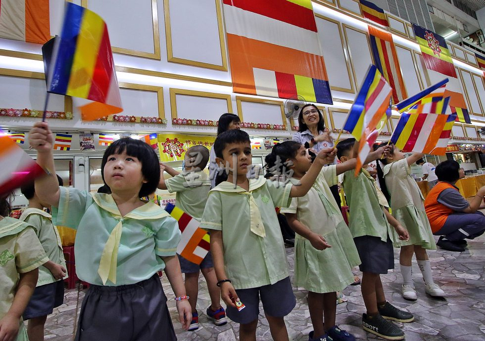 佛总卫塞迎佛游行准备好了 龙凤呈祥花车献祝福