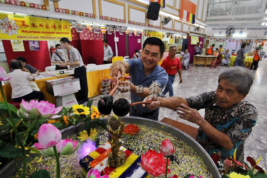 佛总卫塞迎佛游行准备好了 龙凤呈祥花车献祝福