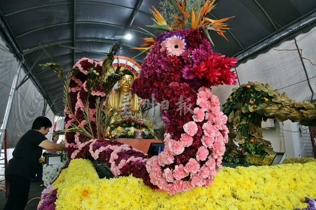 佛总卫塞迎佛游行准备好了 龙凤呈祥花车献祝福