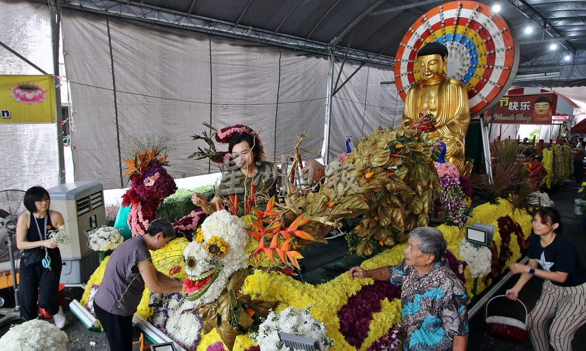 佛总卫塞迎佛游行准备好了 龙凤呈祥花车献祝福