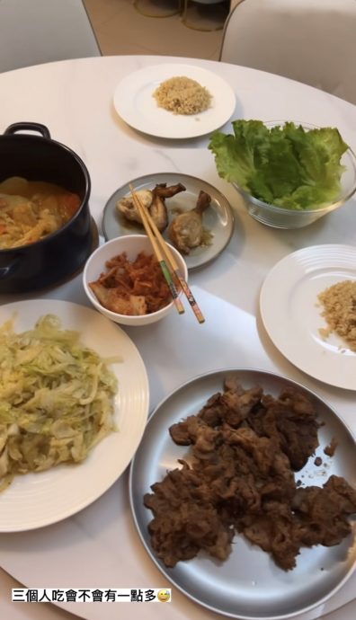 佳娜挨轰不帮忙喂奶 回呛：只有爸爸可以玩手机？ 