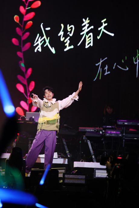 光良返马开唱乐秀大马腔 歌迷花心思排纸被笑亏